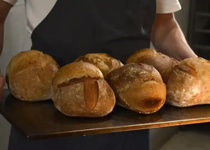 Печем свежий хлеб в ресторане Агапа